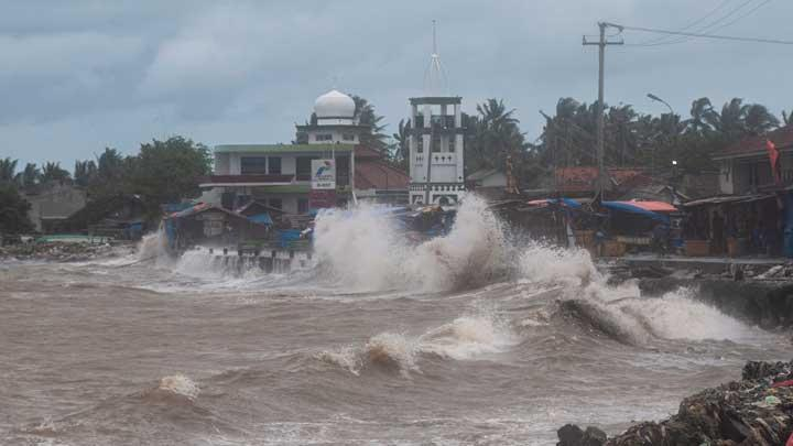 Ada Bibit Siklon Tropis 94S, Waspadai Gelombang 9 Meter di Selatan Banten Besok